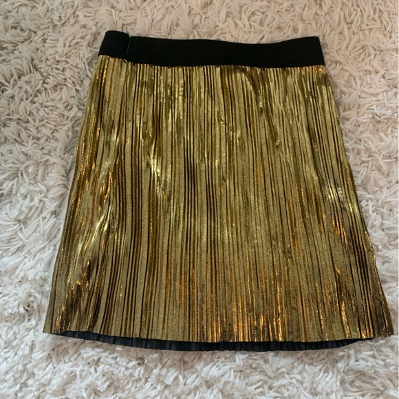 Gold pleated mini skirt. - Picture 3 of 4